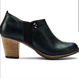 Women’s OluKai Hooui heeled boot
